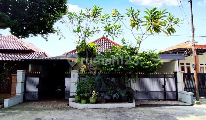 Rumah Second Asri Diboulevard Perum Pemda Jatiasih Dijual Cepat.