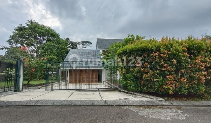 Rumah Dengan Halaman dan Taman Yang Luas dan Full Furnished