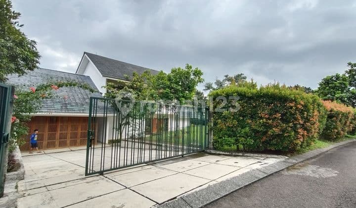 Rumah Cantik Dengan Halaman Belakang Yang Luas Dan Sudah Furnish