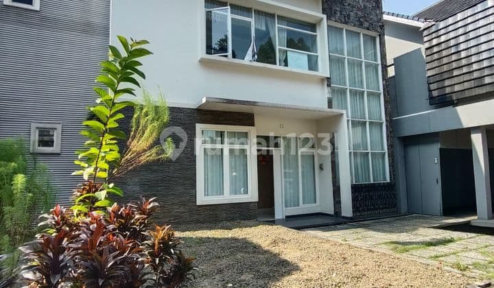 Rumah Dengan Halaman Belakang Yang Luas dan View Golf