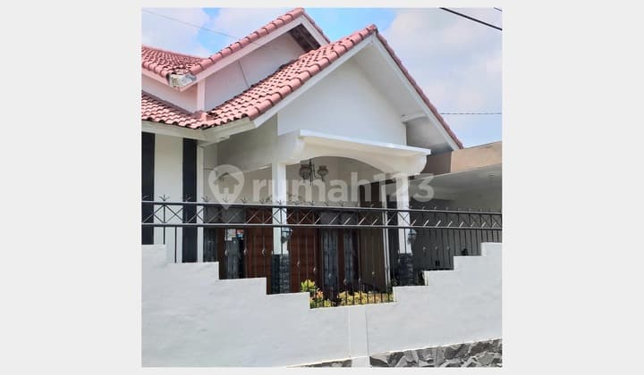 Rumah Besar Dekat Kampus UII Jalan Kaliurang Ngaglik Sleman