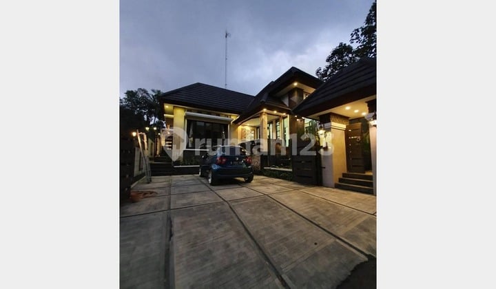 Villa dengan Kolam Renang di Kaliurang Pakem Sleman Yogyakarta