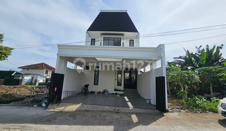 Luxury Fully Furnished House in Maguwoharjo, Depok, Sleman