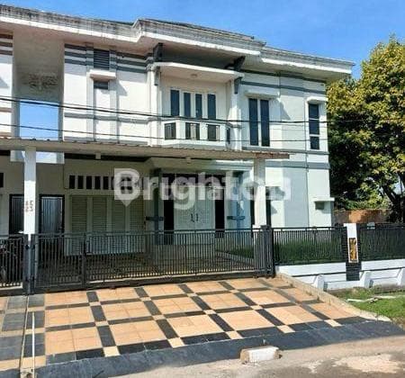 Rumah 2 Lantai. Luas. Terawat dan Siap Huni di Kemang Pratama 2 Rumah