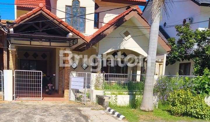 Rumah Luas 252 M2, 2 Lantai, Siap Huni, Bebas Furnish di Lokasi Strategis