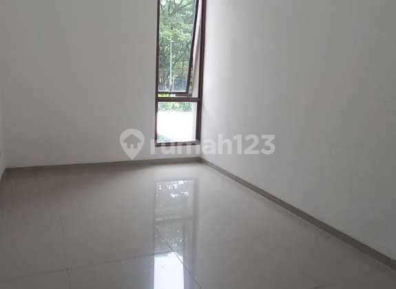 Rumah, 2 Lantai, Dekat Taman, Siap Huni,