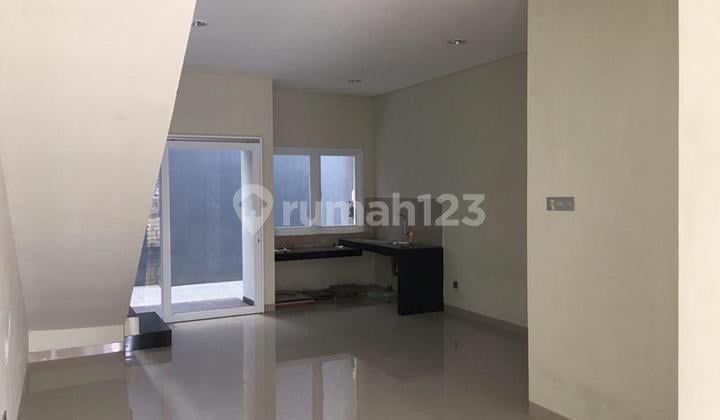 Disewa Rumah 2 Lantai Baru Renov di Sayap Karapitan