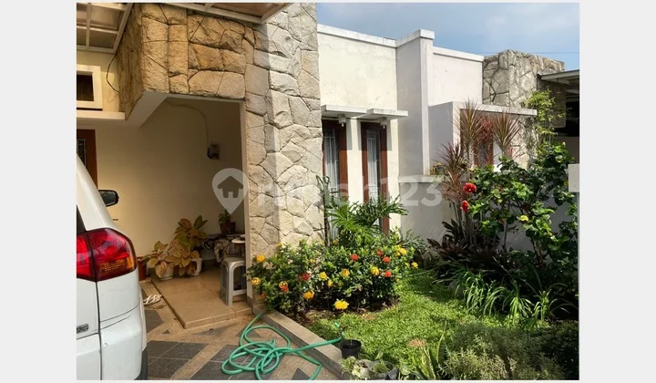 Rumah Asri Fasilitas Kolam Renang di Arcamanik Cisaranten Bandung