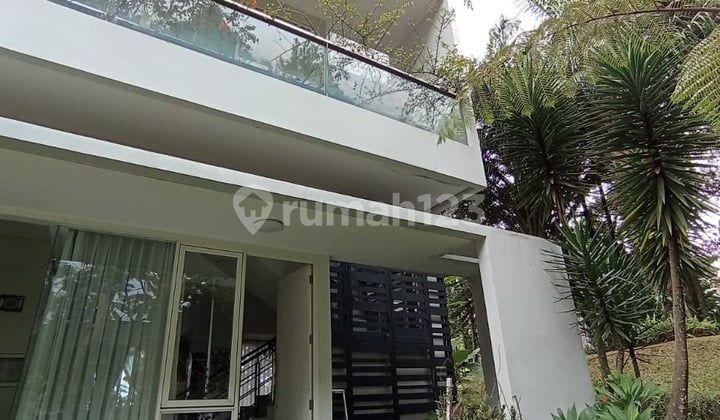 Rumah LUX di Area Dago dengan View Pegunungan Kota Bandung