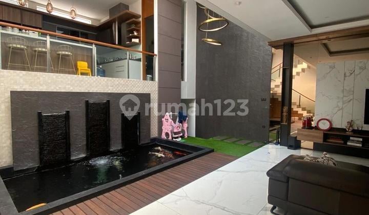 Rumah 3 Lantai Yang Bagus Dan Nyaman Full Furnished Dengan Lingkungan Sejuk Di Kawasan Singgasana