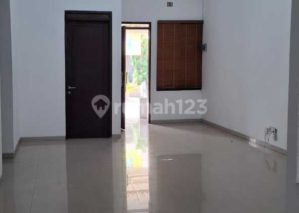Disewakan Rumah 2 Lantai Dengan Lingkungan Yang Nyaman Dan Lokasi Strategis