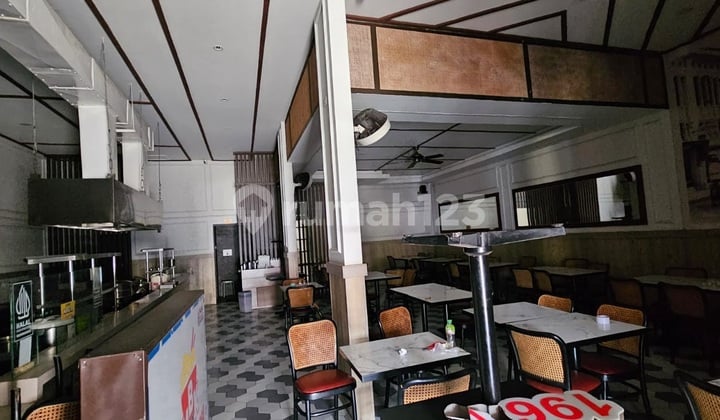 For Rent: Shop House in Pasir Kaliki, Close to a Strategic Location with a Cool and Comfortable Environment.