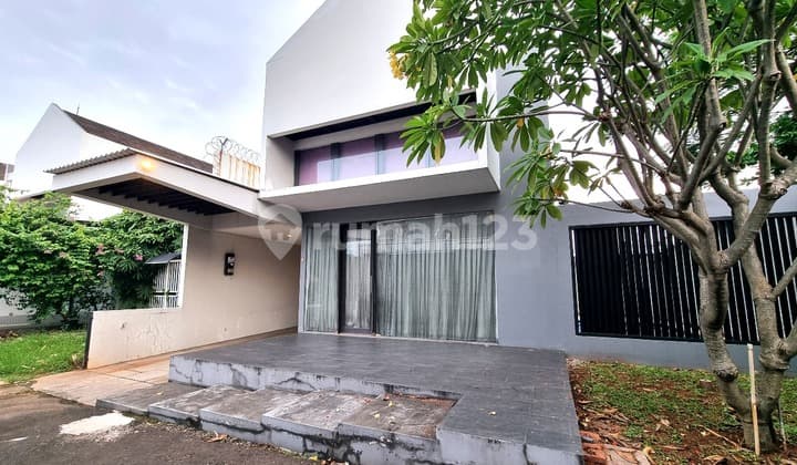 Rumah modern dengan Kolam renang di Lebak bulus