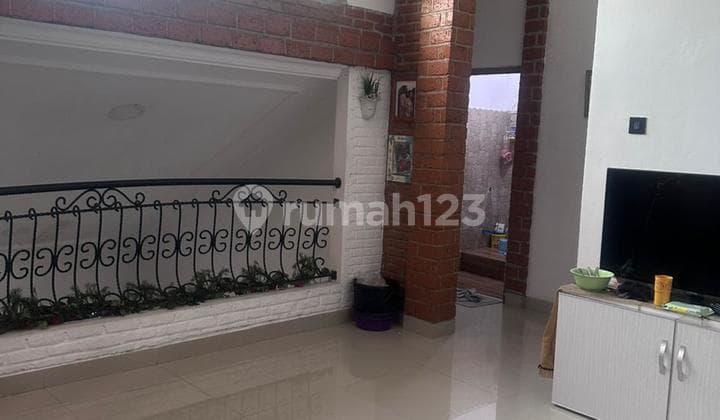 Rumah Graha Raya Rapi Dan Terawat