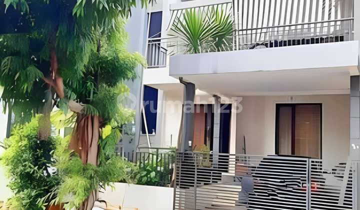 Rumah Bagus 2 Lantai Sektor 9 Bintaro,Lokasi Strategis