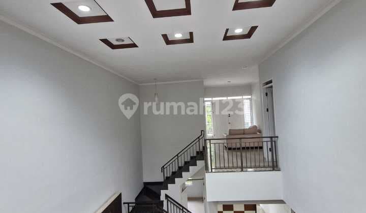 Rumah Cantik 2 Lantai Full Renov Semi Furnished Dengan Taman Depan Dan Belakang Hadap Selatan Lokasi Favorit Di Batununggal Mulia - Dna