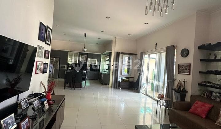 Rumah 3 Lantai Semi Furnished Lokasi Hoek Di Bukit Pakar Timur Dago Pakar Bandung - Rbw