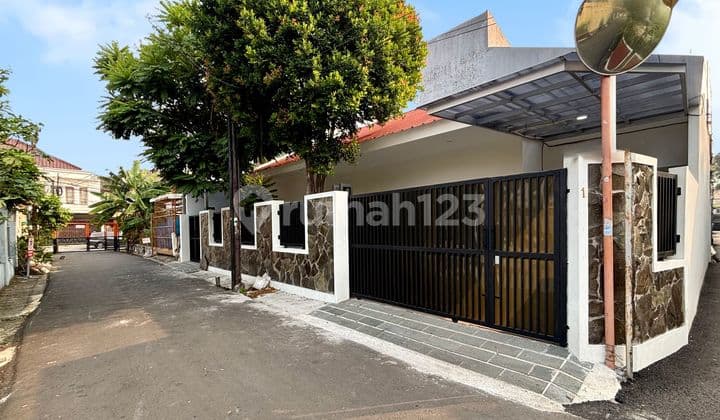 New Renovated House, Posisi Hoek, Akses Jalan 2 Mobil