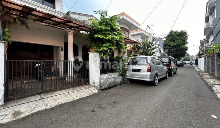Rumah Lokasi Strategis Akses 2 Mobil di Tebet