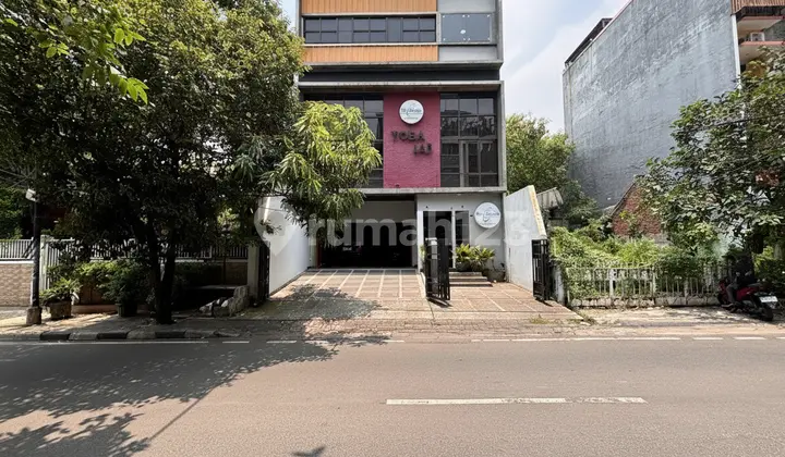 CHEAPEST !! 4-STORY SHOP HOUSE FOR SALE IN BENDUNGAN HILIR, STRATEGIC LOCATION IN THE CITY CENTER, CLOSE TO SENAYAN AND SUDIRMAN STREET, WIDE ROAD ACCESS, NEGOTIABLE PRICE!