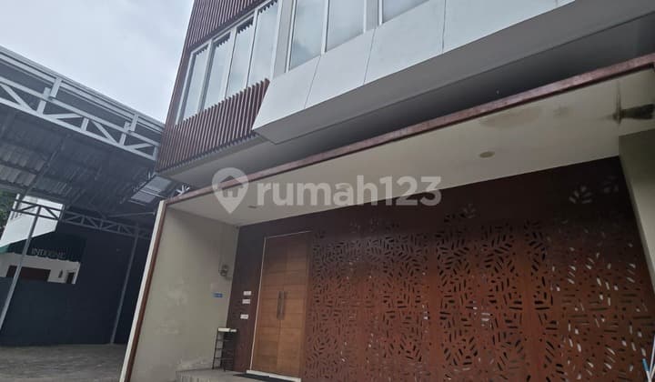 Rumah Mewah Full Furnished Siap Huni di Jalan Lompobatang