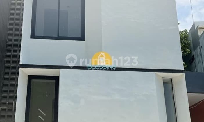 Rumah Strategis Siap Huni Premium di Jalan Kelud Timur