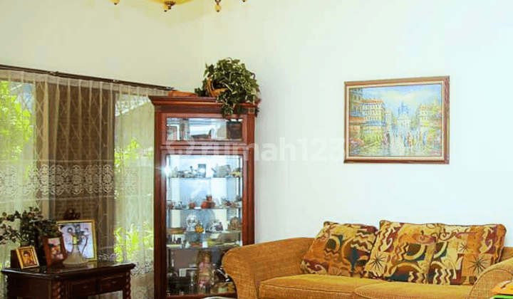 Rumah dengan Halaman Luas di Jl.jupiter - Margahayu Raya