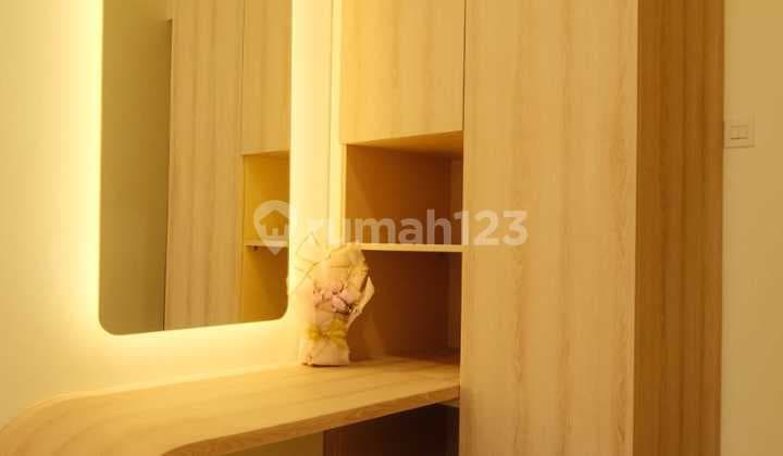 Upgrade Hidup Anda dengan Rumah Modern Dua Lantai Full Furnished