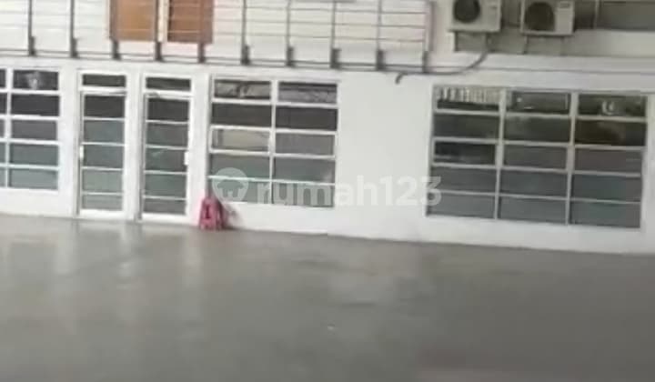 Dijual Murah 50%Di Bawah NJOP Exshowroom di Pinggir Jalan Protokol Gunung Sahari Jakpus.strategis. Bagus