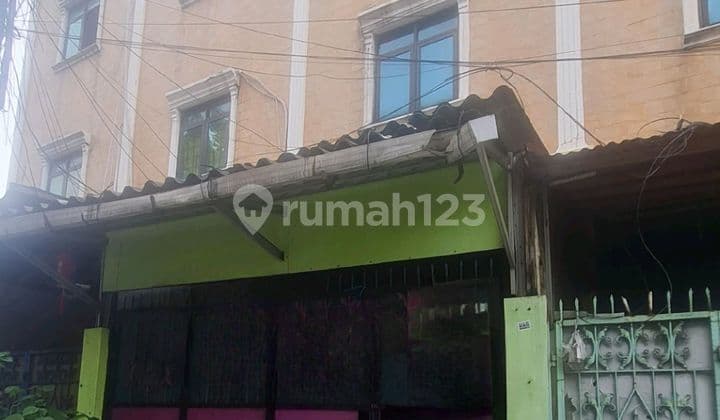 Rent a nice house for business. Strategic location, roadside, in Kebonjeruk, near the Headquarters.