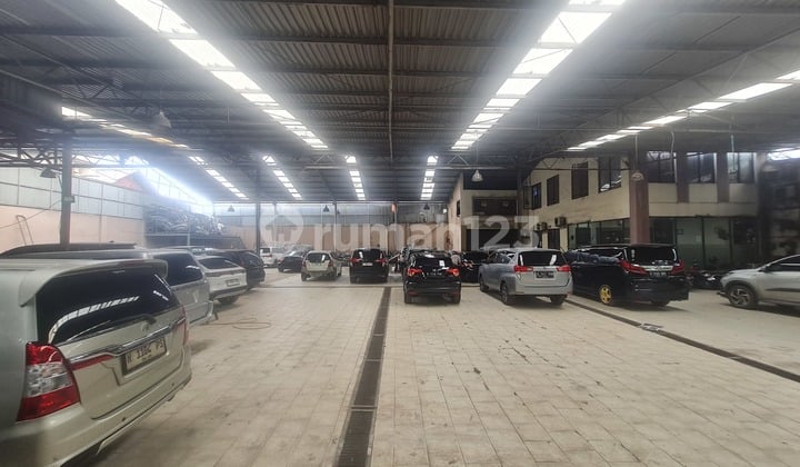 For Quick Sale: Good Showroom/Warehouse in a Strategic Main Road Location in the City Center
