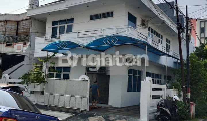 RUMAH MEGAH TERAWAT KEAMANAN 24 JAM DIMUARA KARANG