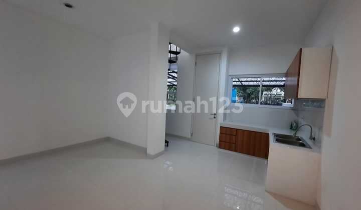 Disewakan Rumah di Discovery Bintaro Jaya Sektor 9 | 4+1 KT | Luas 274 M² | Siap Huni