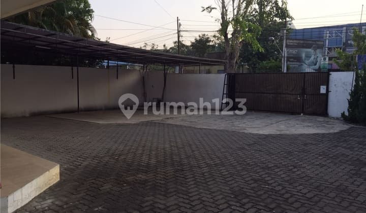Rumah/Ruang Usaha di Tengah Kota Dengan.parkir Luas