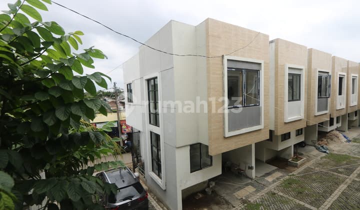 DIJUAL RUMAH BARU TOWNHOUSE 2 LANTAI, SIAP HUNI, KALIDERES, HARGA PROMO Rp 899 JUTA / A Brand New Townhouse in Kalideres FOR SALE (R6)