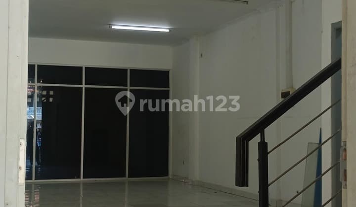 For Rent: 2-Storey Shop House, Strategic Location on Main Road, Parking Available - Ready to Move In