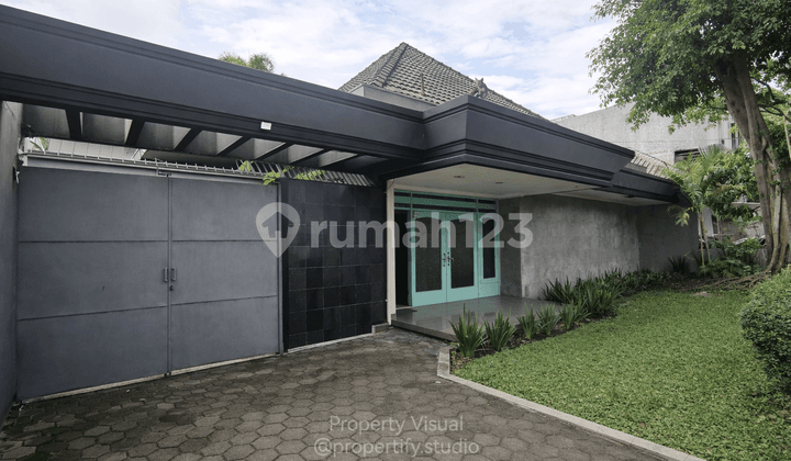 Rumah Besar Semi Furnished Siap Huni di Kota Bandung