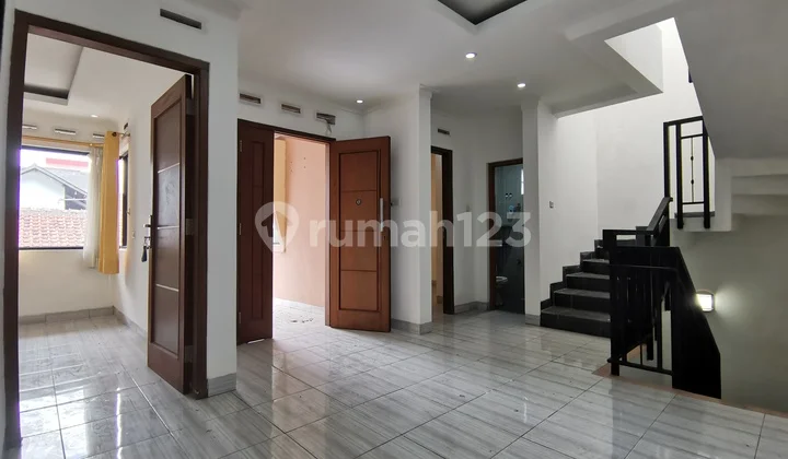Rumah Murah Siap Huni 3 Lantai di Sayap Gegerkalong, Bandung
