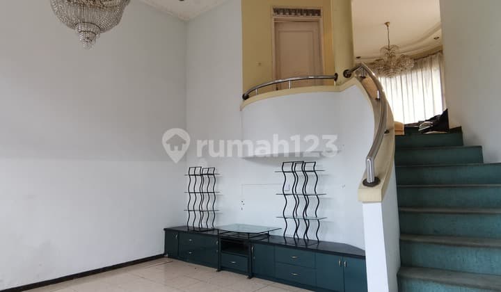 Murah ! Rumah Besar 2 Lantai Semi Furnished Siap Huni di Komplek