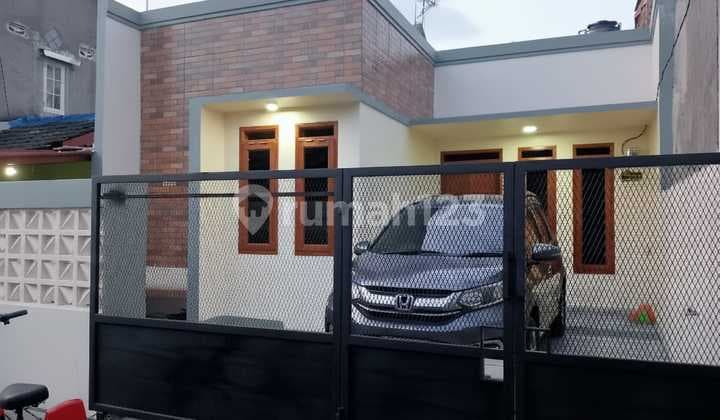 Jual rumah modern masih baru murah untuk keluaga muda di komplek