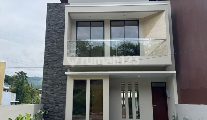 Modern Minimalist House Great Layout, Cool and Fresh Air in a Complex