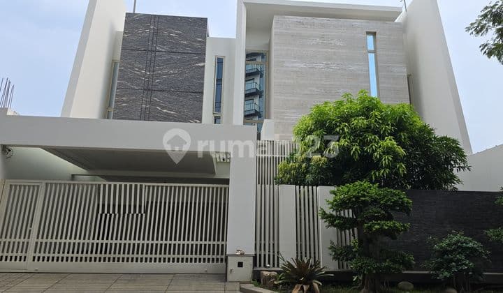 DIJUAL Garden House, 15x30, bangun sendiri, VIEW DANAU, semi furnished siap huni. Swimming pool, Karaoke, Jaccuzi