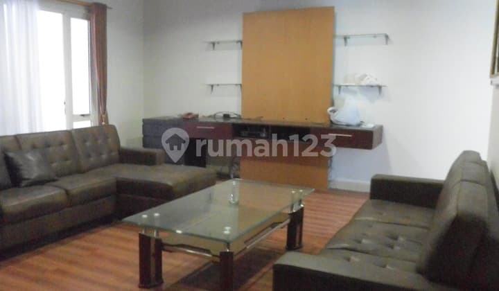 Dijual Rumah Florence PIK, 8x20, 2.5lantai, 4AC, Furnished, 4+1Kt, 3+1Km