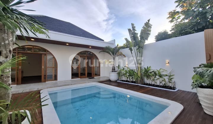 Luxury Villa, Furnished + Swimming Pool, 13 Minutes from UGM Campus Jogja
