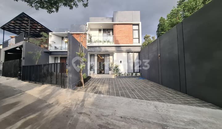 Rumah 2 Lantai, Siap Huni, 11 Menit ke Kampus Uii Jogja