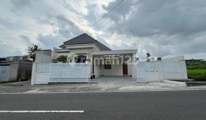 Villa Design Klasik Tanah Luas Fully Furnish Dekat Uii