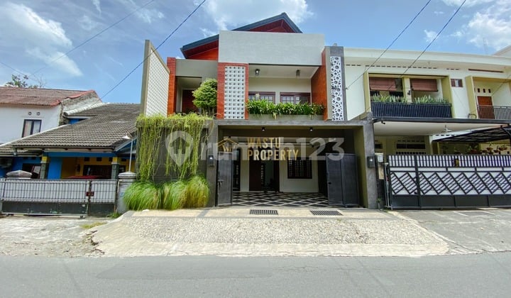 RUMAH CANTIK KENINIAN MODERN MINIMALIS DI MAGUWOHARJO