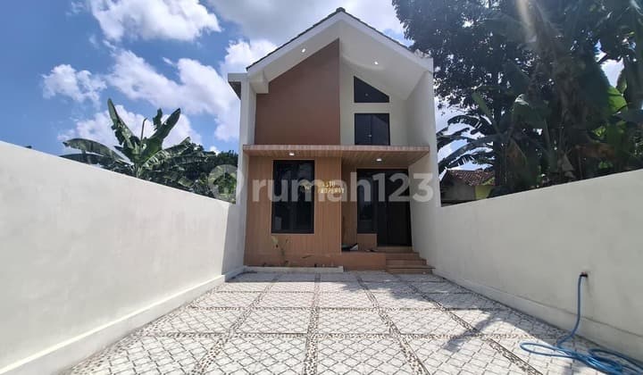 "Affordable House, Large Land, Near Manding Leather Tourism Village"