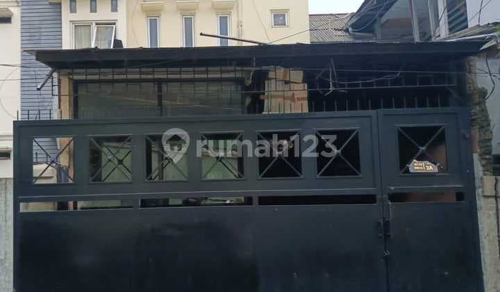 For Quick Sale! 3.5-Story Shop House in Pasar Kembang Commercial Area. Palmerah, West Jakarta