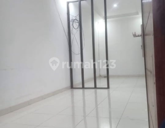 Rumah Bagus, Murah, Strategis, Dekat Sekolah, Dekat Klinik, Dekat Apotik, Dekat Transportasi Umum, Dekat Pusat Perbelanjaan, Dekat Tol Di Kemayoran, Jakarta Pusat